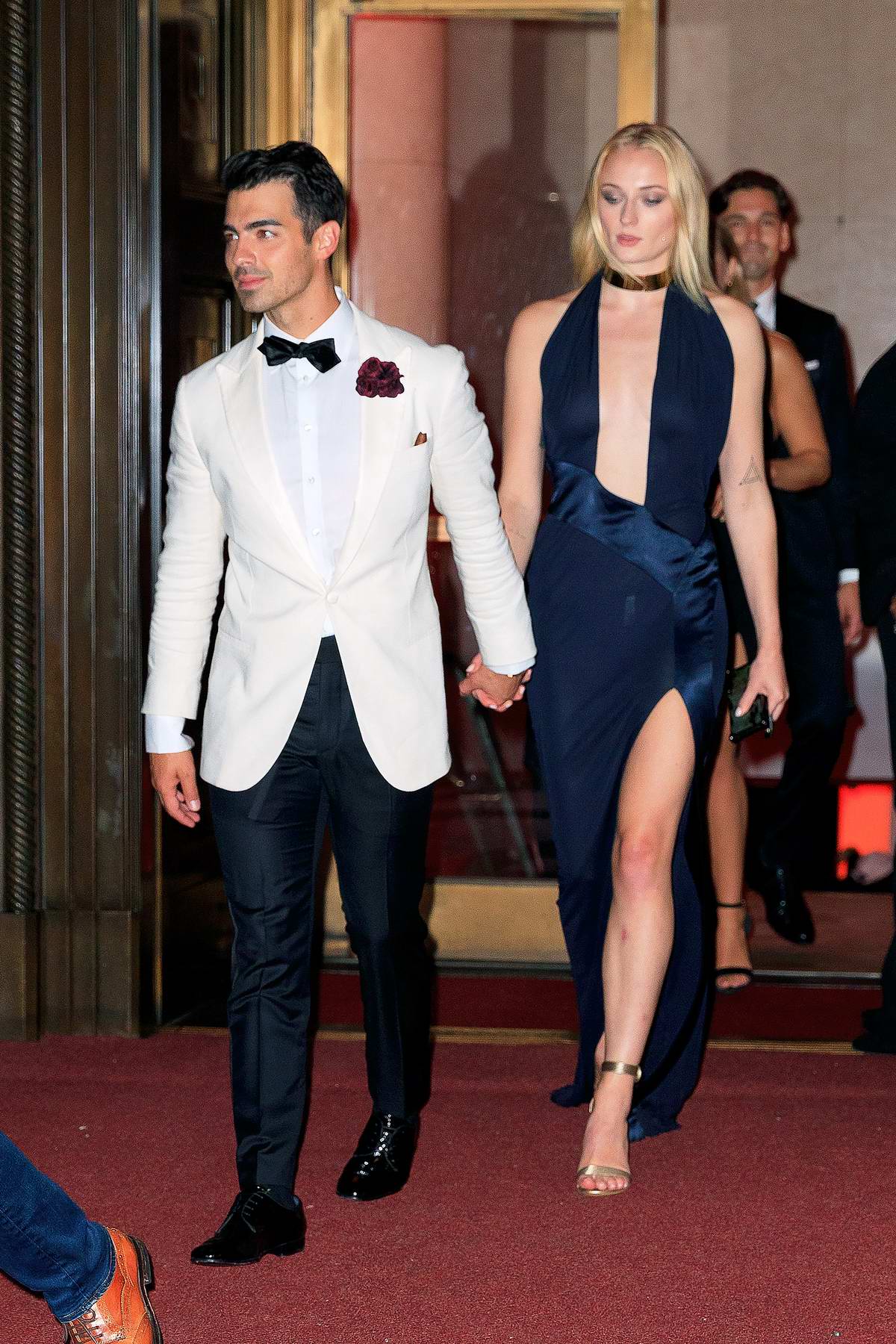 Софи Тернер и Джо Джонас оделись в стиле Джеймса Бонда на