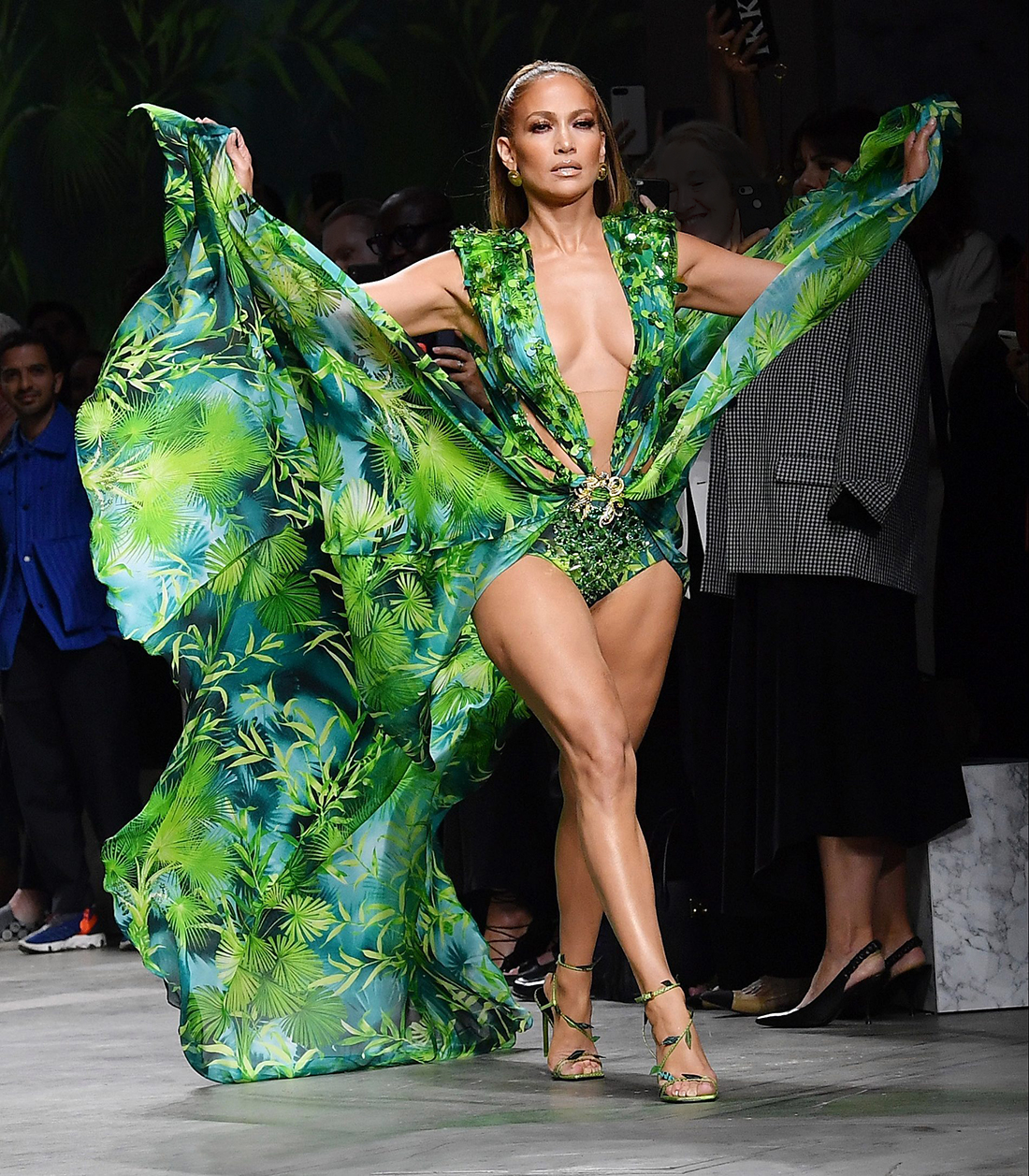 Versace выставил на продажу зелёное платье Дженнифер Лопес