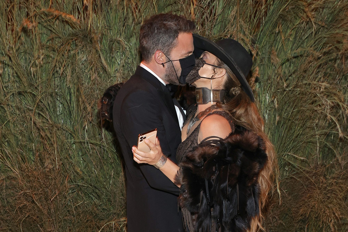 Дженнифер Лопес и Бен Аффлек поцеловались через маски на Met Gala 2021