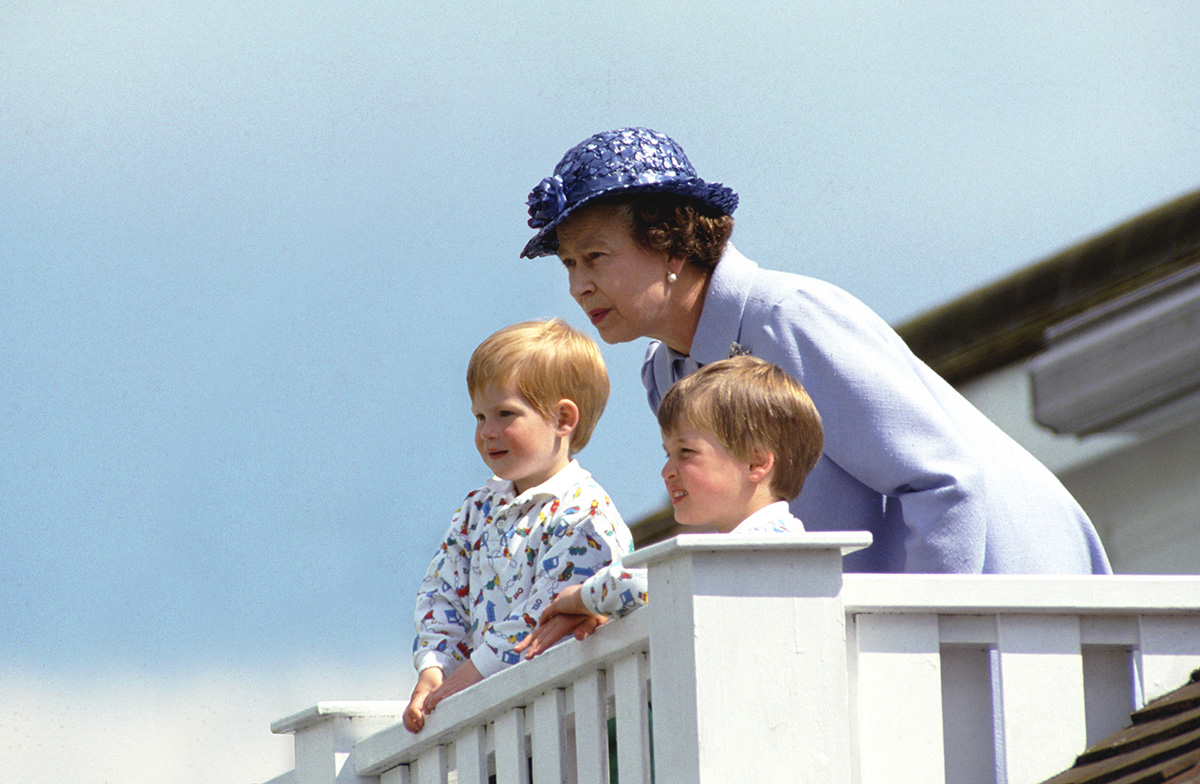 Елизавета II с маленькими принца Гарри и принц Уильям