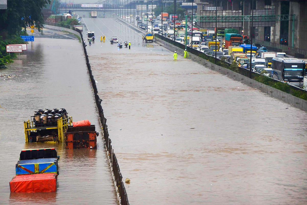 Десятки кварталов Джакарты были затоплены после сильного дождя 25 февраля 2020 года, Джакарта, Индонезия