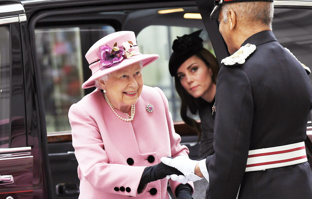 королева Елизавета II и британская Екатерина, герцогиня Кембриджская прибывают с визитом в Королевский колледж, чтобы открыть Bush House, новейшее учебное заведение в кампусе Strand в центре Лондона, 19 марта 2019 г