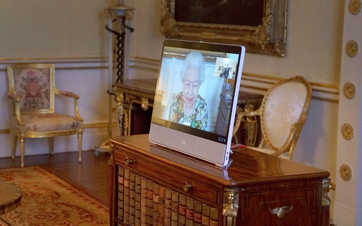 Королева Елизавета II появляется на экране по видеосвязи из Виндзорского замка, где она находится, во время виртуальной аудиенции для приема посла Эстонии Вильяра Луби в Букингемском дворце 15 февраля 2022 года в Виндзоре, Англия