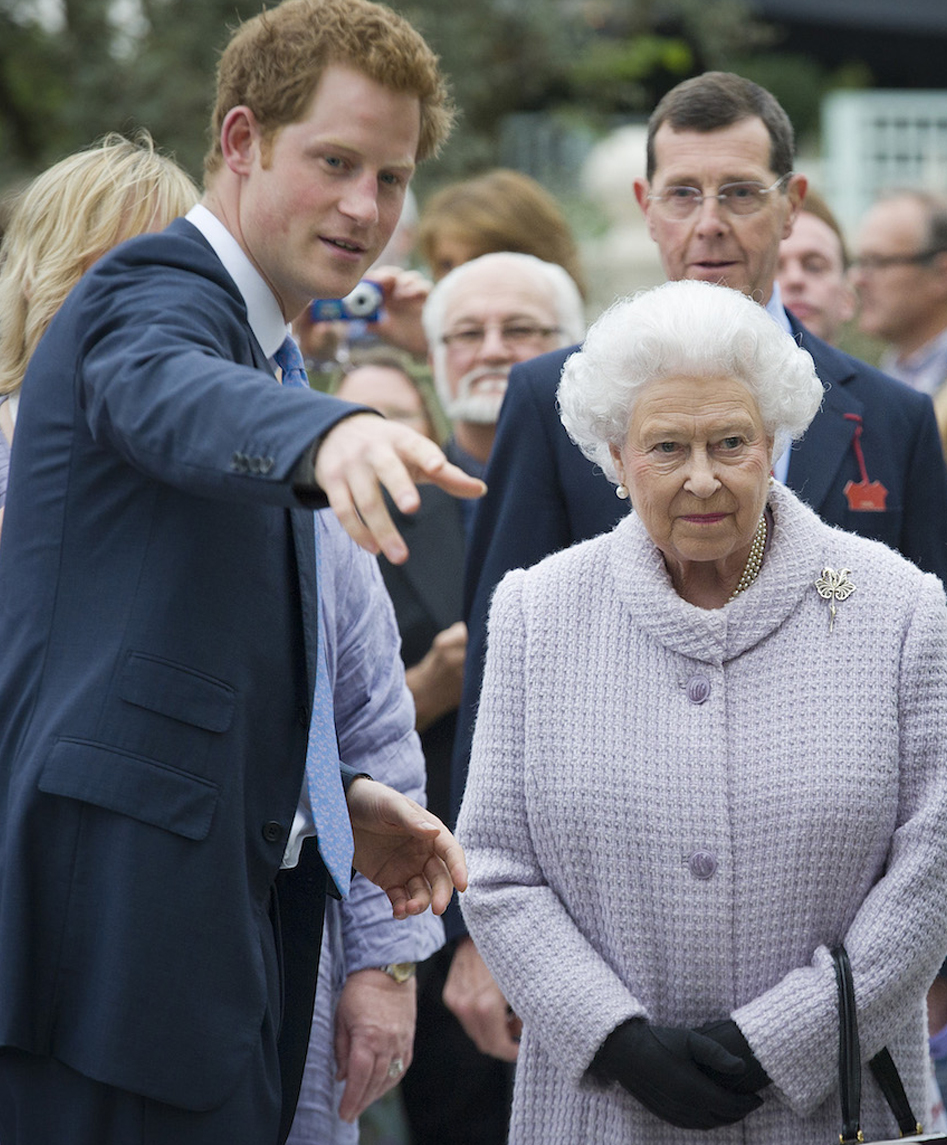 Елизавета II после рождения тезки-правнучки пригласила принца Гарри на обед
