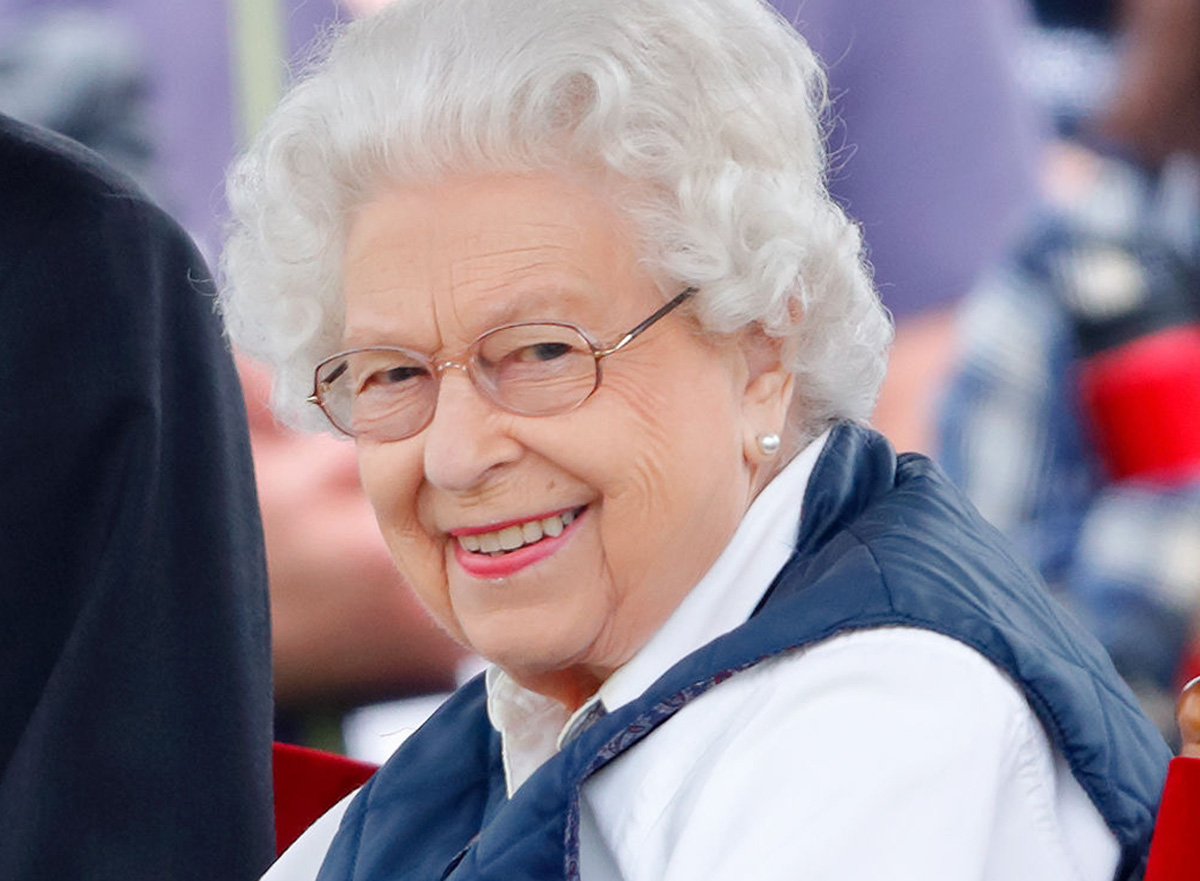 любимый бургер кейт миддлтон. Elizabeth II hamburger 01 Mainstyle. любимый бургер кейт миддлтон фото. любимый бургер кейт миддлтон-Elizabeth II hamburger 01 Mainstyle. картинка любимый бургер кейт миддлтон. картинка Elizabeth II hamburger 01 Mainstyle. Королевская семья не держит в секрете свои пищевые привычки. Судя по фотографиям и публикациям, они следуют правилу «ты это то, что ты ешь». Все члены монаршей семьи уделяют большое внимание своему здоровью, поэтому еда, которую они употребляют в пищу, должна быть полезной и органической. Минимум углеводов, простые продукты, порции средних размеров и как можно больше овощей — пожалуй, это всё, что нужно для счастья. Королева не делает из еды особого культа, но любит побаловать себя шоколадом, вкусными десертами, а ещё и американскими бургерами.