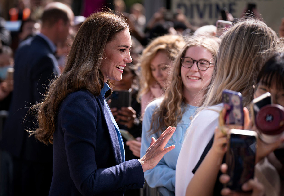 Студенты приветствуют Кэтрин, герцогиню Кембриджскую во время визита в Университет Глазго 11 мая 2022 года в Глазго, Шотландия