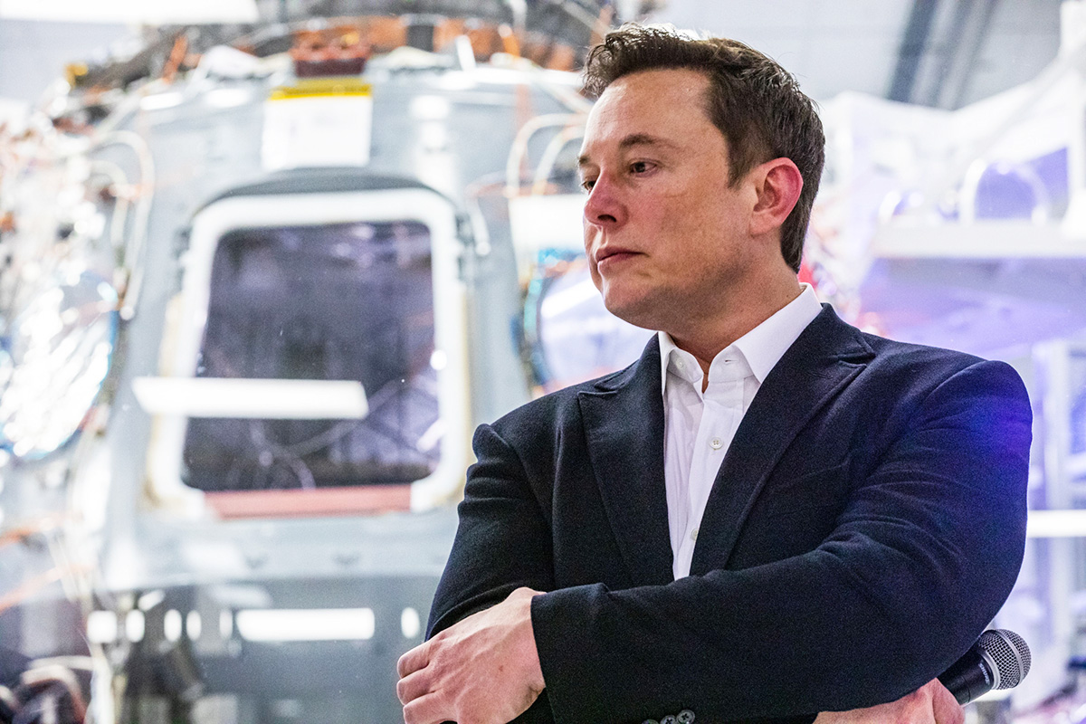 Основатель SpaceX Илон Маск обращается к представителям СМИ во время пресс-конференции, посвящённой новым разработкам многоразового космического корабля Crew Dragon, в штаб-квартире SpaceX в Хоторне, Калифорния, 10 октября 2019