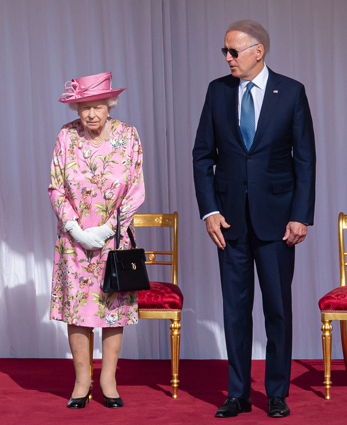 Джо Байден забыл об этикете на встрече с королевой Елизаветой II