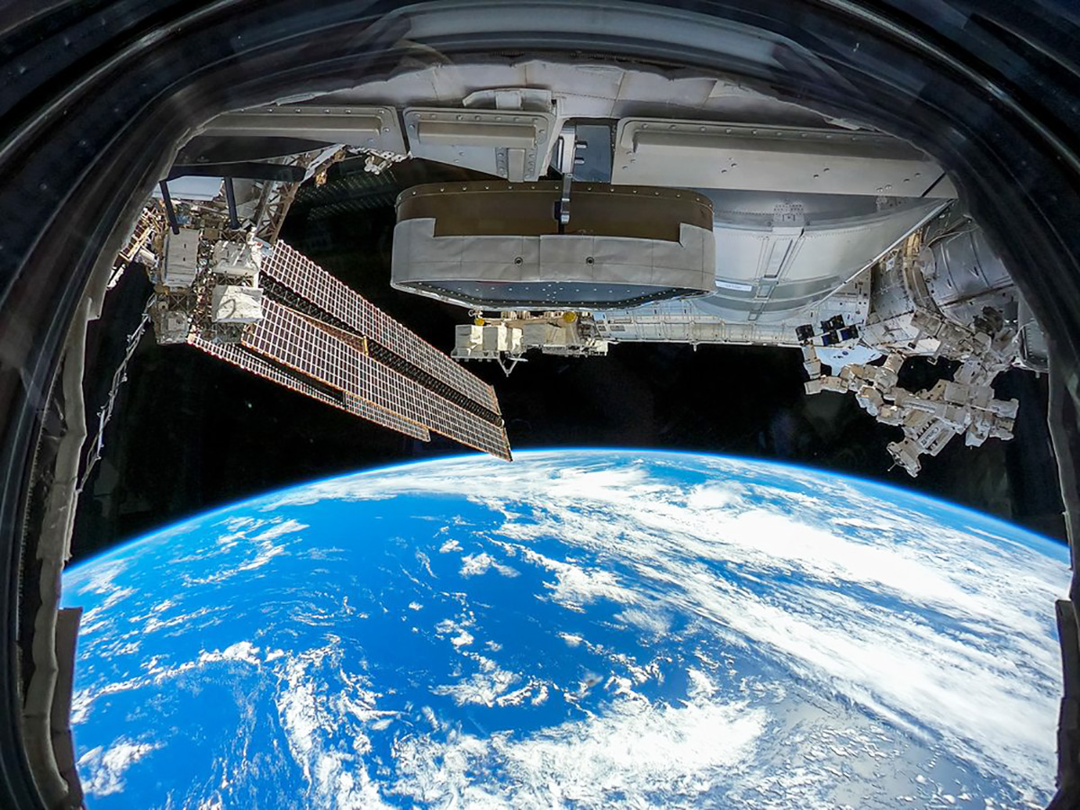 Вид из иллюминатора одного из модулей Международной Космической Станции 