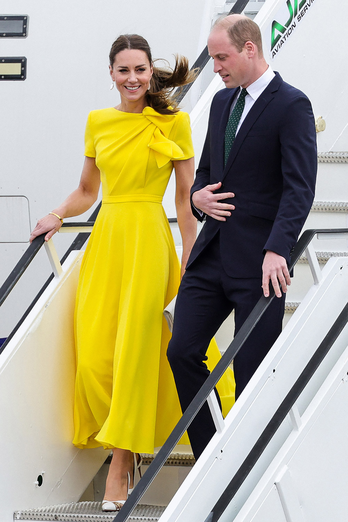  Кейт Миддлтон в жёлтом платье вместе с принцем Уильямом приземлились на Ямайке
