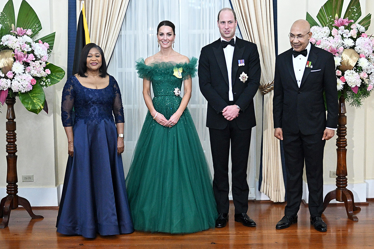 Патрисия Аллен, Кэтрин, герцогиня Кембриджская, принц Уильям, герцог Кембриджский и генерал-губернатор Ямайки сэр Патрик Аллен позируют во время ужина в Королевском доме 23 марта 2022 года в Кингстоне, Ямайка