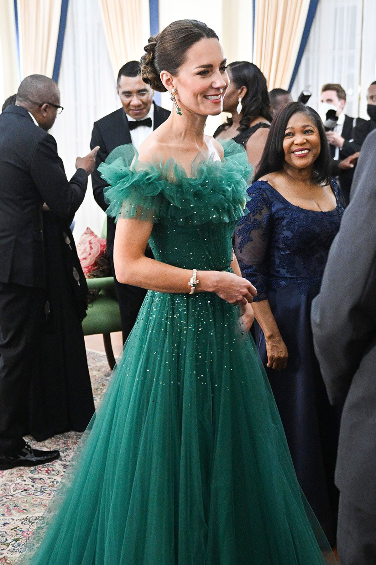 Кэтрин, герцогиня Кембриджская вышла в свет в зелёном платье и драгоценностях, доверенных ей самой королевой, Ямайка, 2022