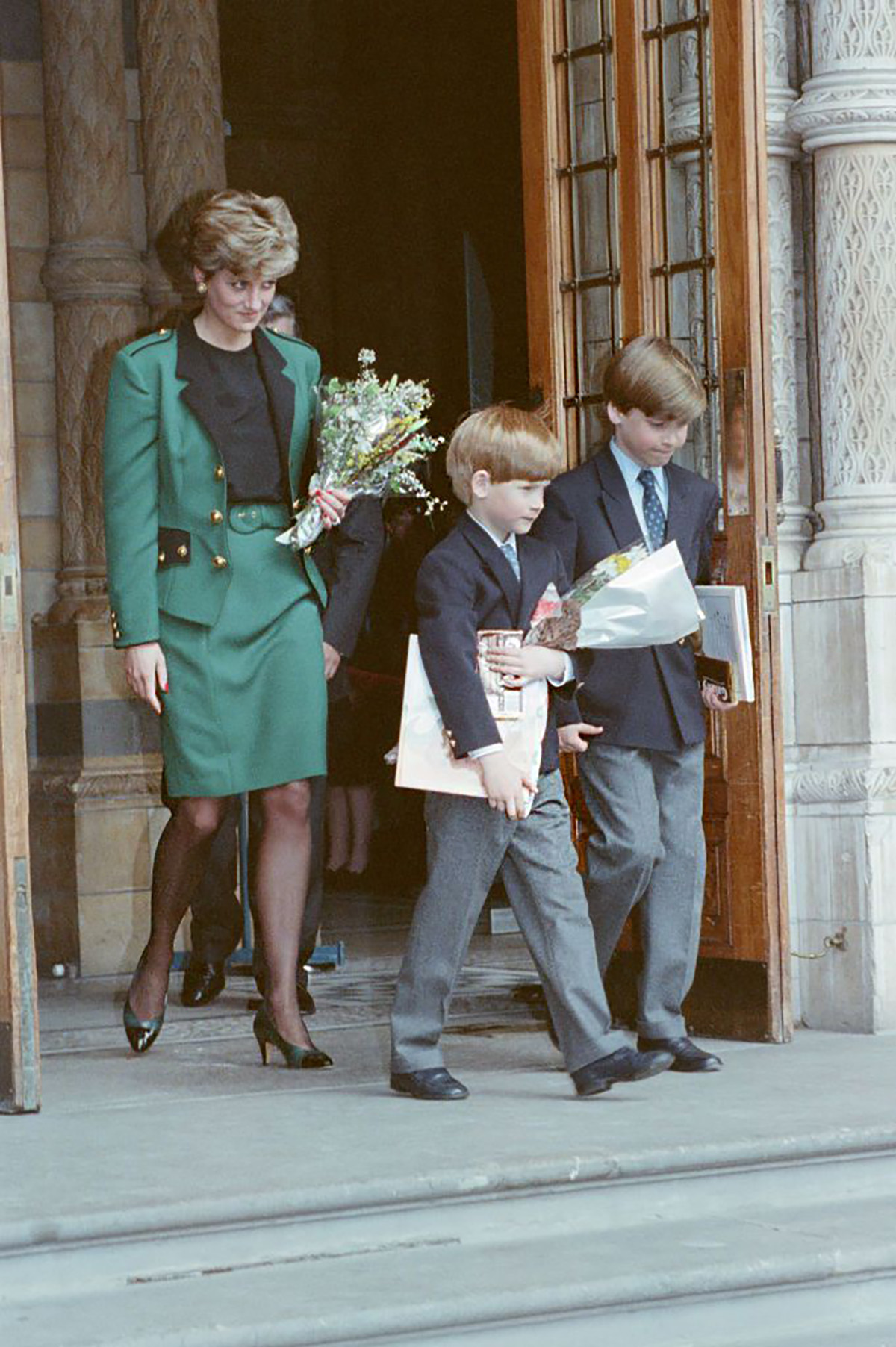 Принцесса Диана принц Уильям и принц Гарри в музее 1992 