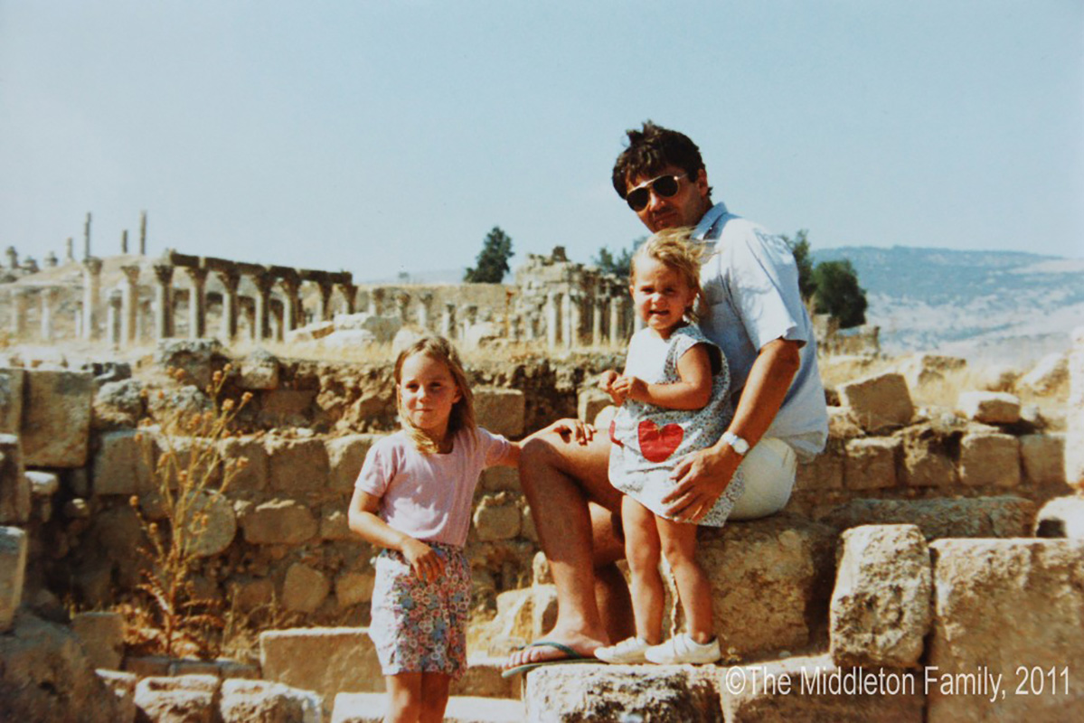 Кейт Миддлтон, её младшая сестра Пиппа и отец Майкл во время визита в Джераш, Иордания, 1986