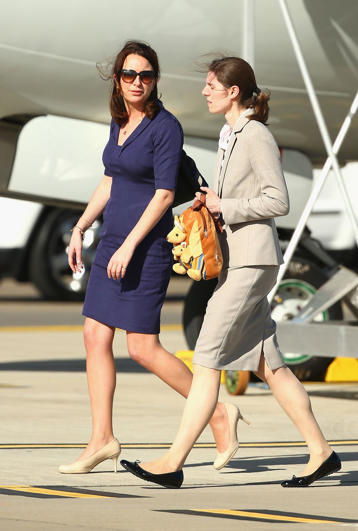Личный секретарь герцогини Кембриджской Ребекки Дикон и няня Мария Борралло прибывают в аэропорт Сиднея, 2014