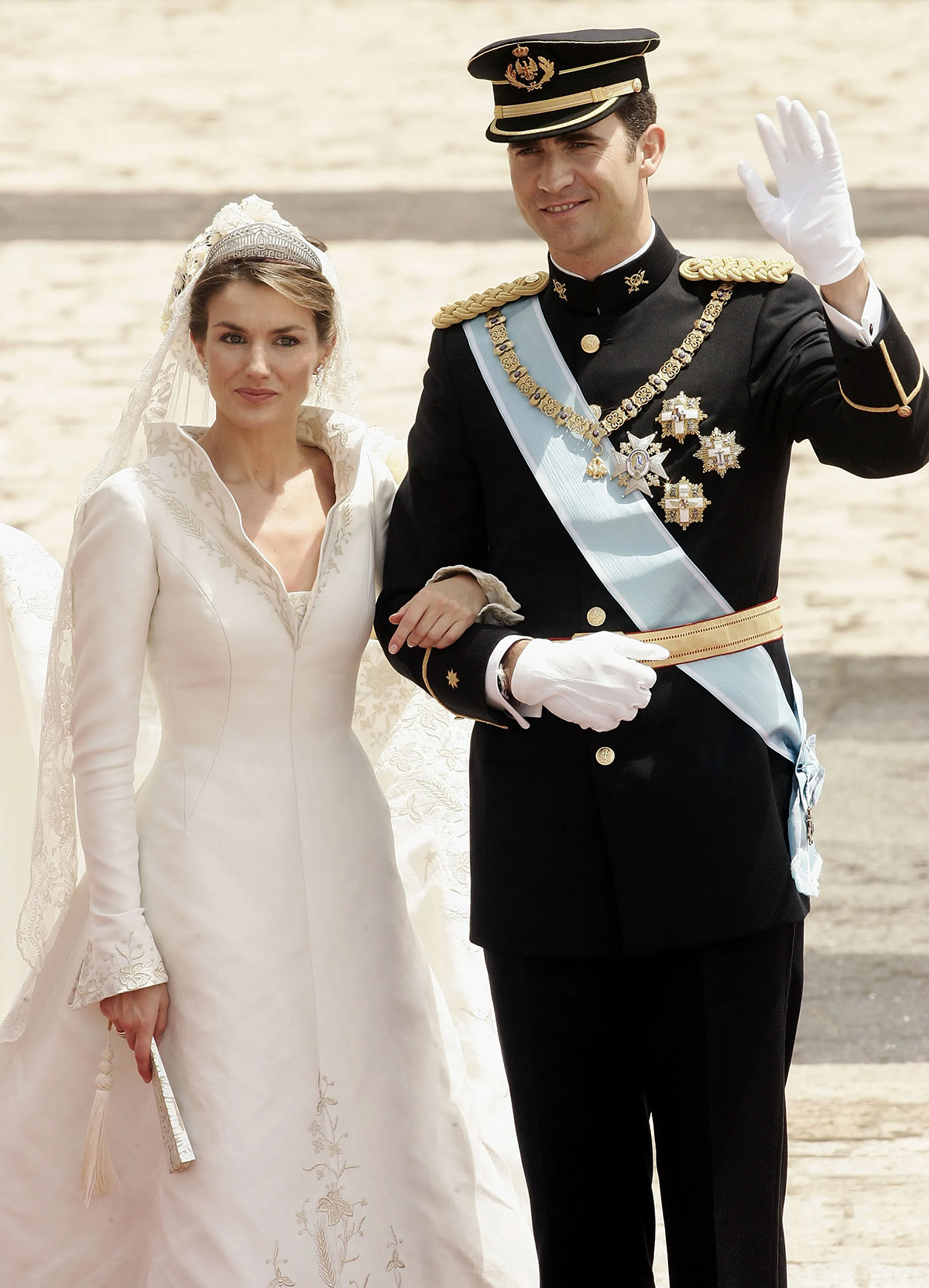 Испанский наследный принц Фелипе де Бурбон и его невеста, принцесса Летиция Ортис, позируют фотографу во дворе королевского дворца после свадебной церемонии в соборе Альмудена 22 мая 2004 года в Мадриде