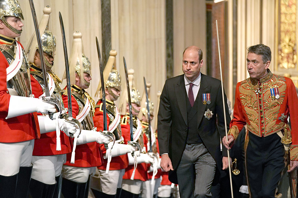 Британский принц Уильям, герцог Кембриджский (в центре), проходит через Нормандское крыльцо на государственном открытии парламента в здании парламента в Лондоне, 10 мая 2022 года