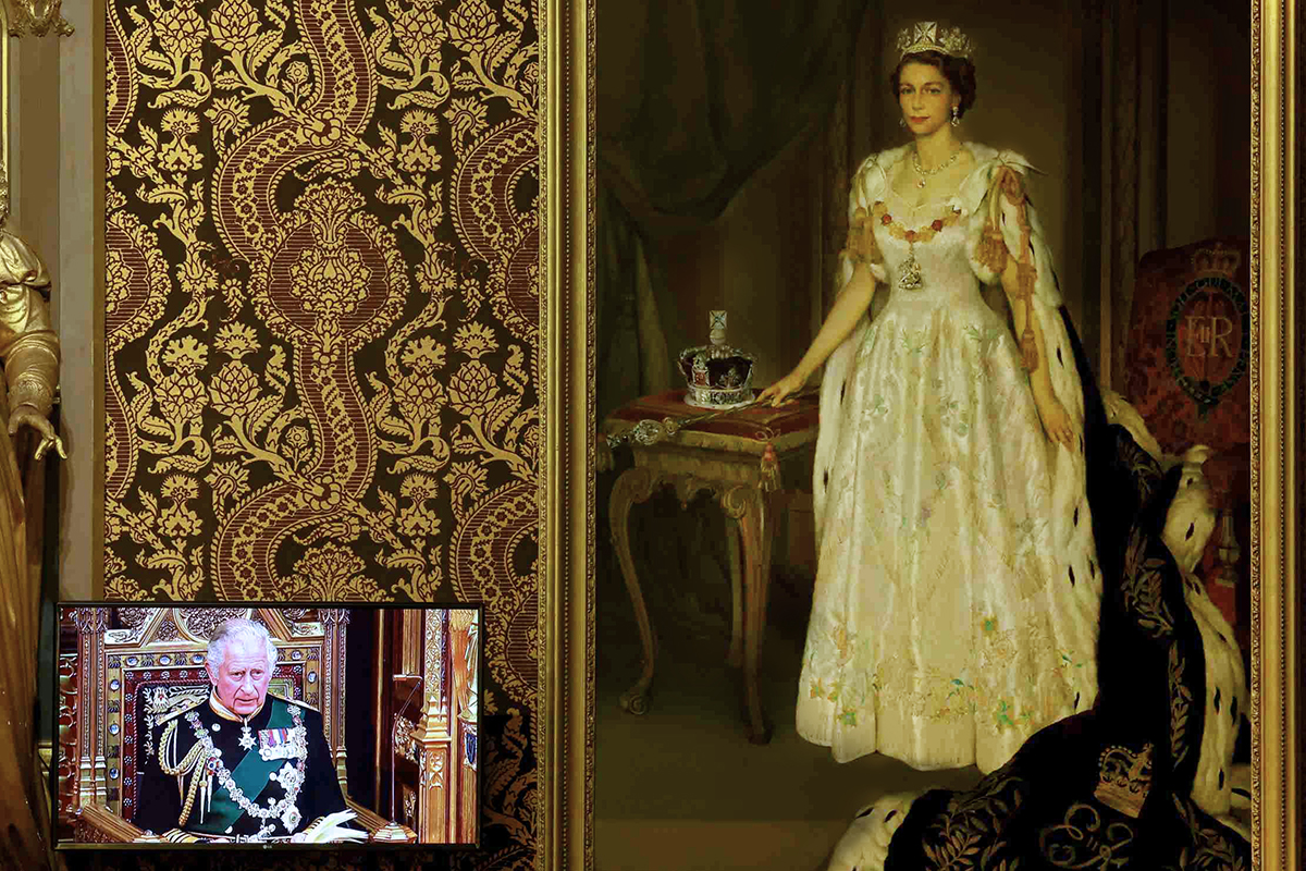 Принц Чарльз появился на экране телевизора рядом с картиной королевы Елизаветы в Королевской галерее, когда он произносит речь королевы во время государственного открытия парламента в Палате лордов в Вестминстерском дворце 10 мая, 2022 год в Лондоне, Англия