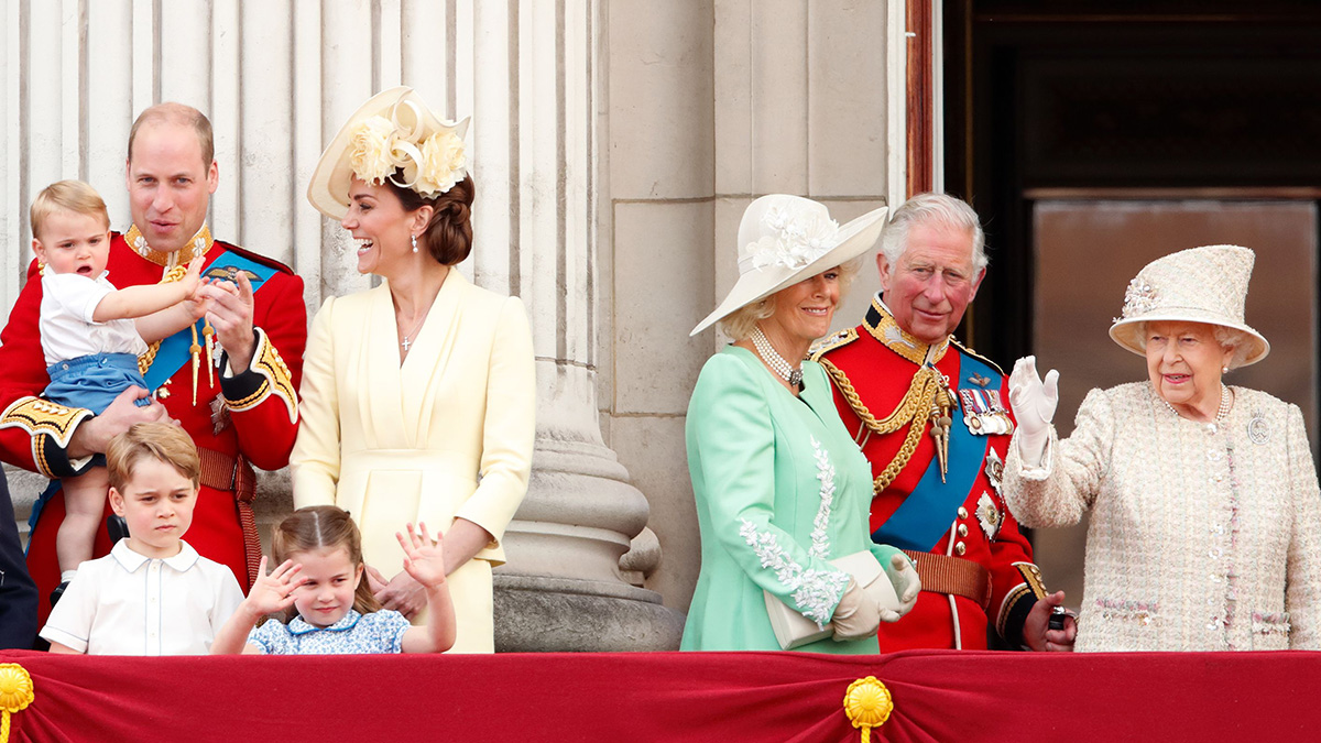 Члены королевской семьи Виндзоров наблюдают за парадом с балкона Букингемского дворца в честь дня рождения королевы Елизаветы II Trooping The Colour, 8 июня 2019 года в Лондоне, Англия