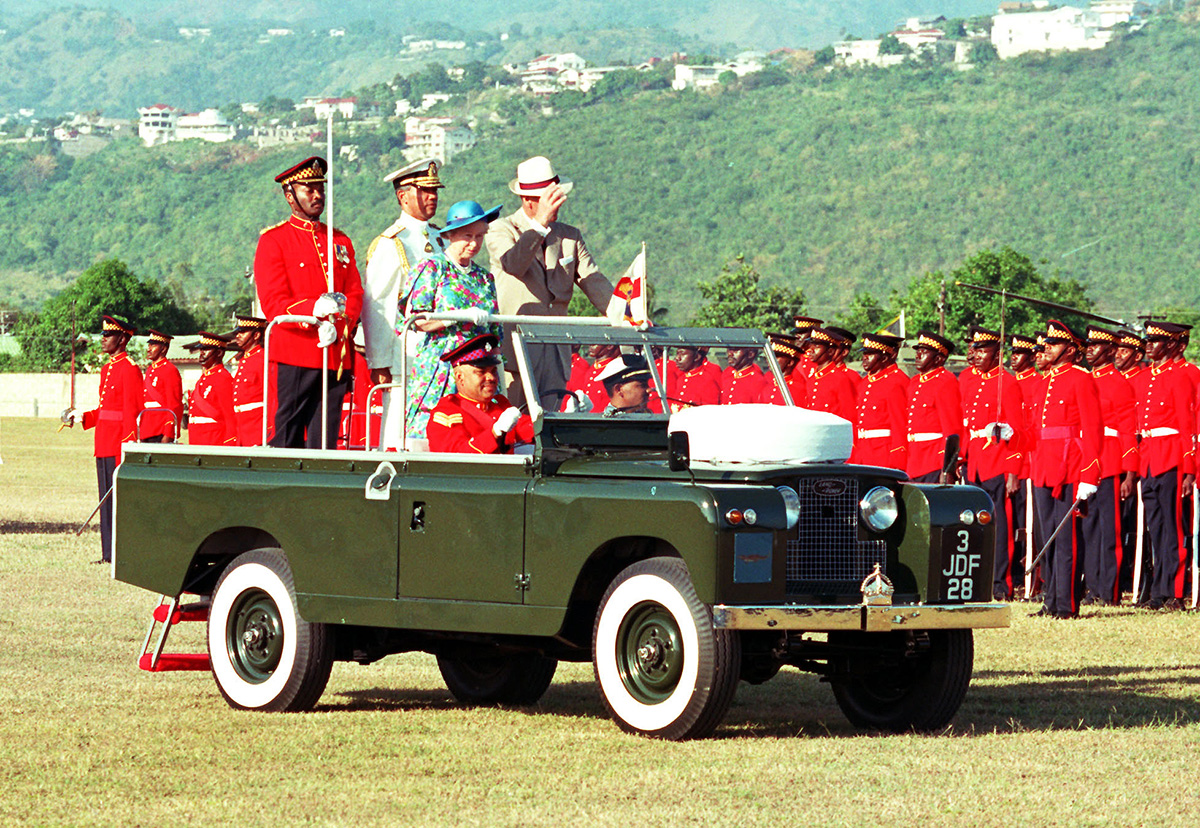 Королева Елизавета II и принц Филипп во время визита на Ямайку в 1994 году