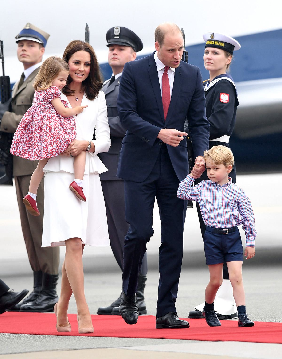 Prince_William_Kate_Middleton_children_Diana_monument_01_Mainstyle.jpg