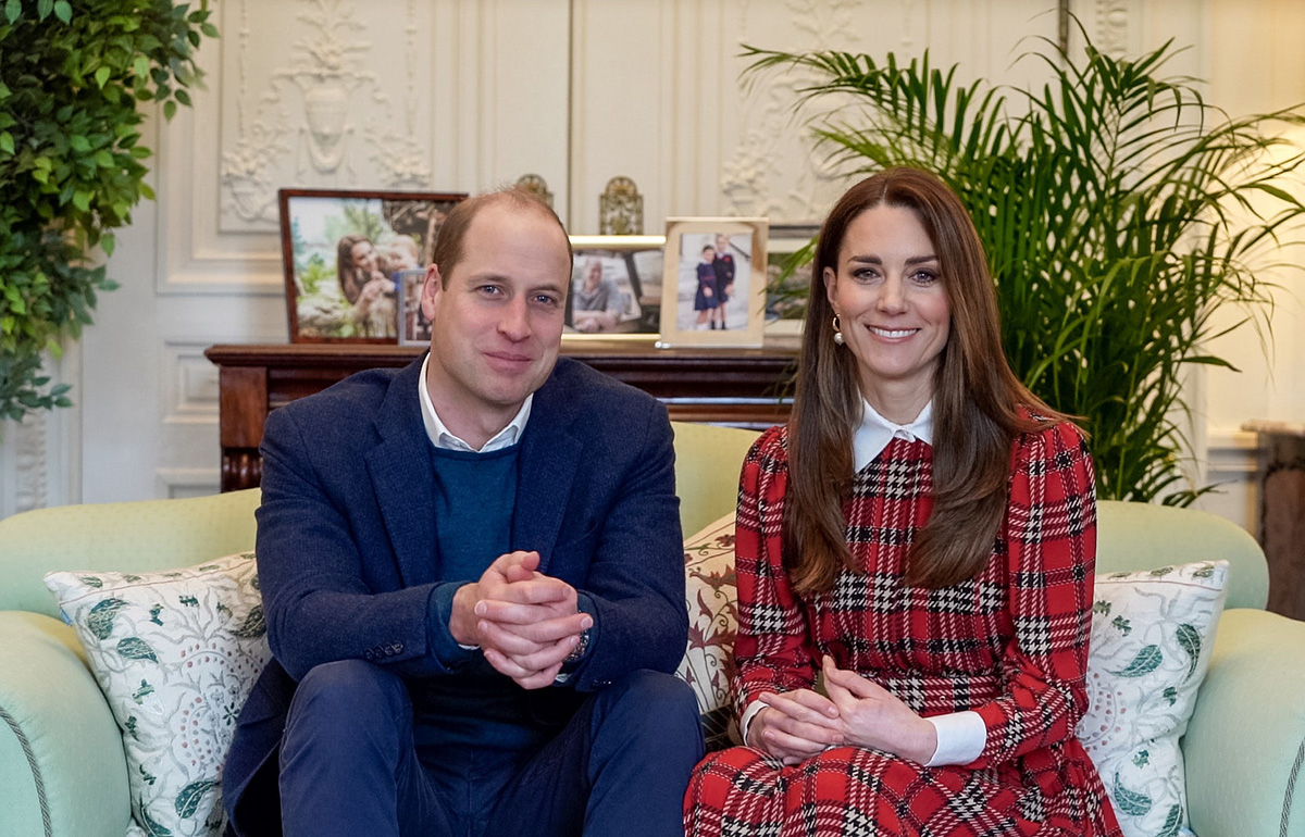 Принц Уильям и Кейт Миддлтон в рабочем кабинете Кенсингтонского дворца во время записи первого видеообращения для запуска YouTube канала герцогов Кембриджских, Англия 2021