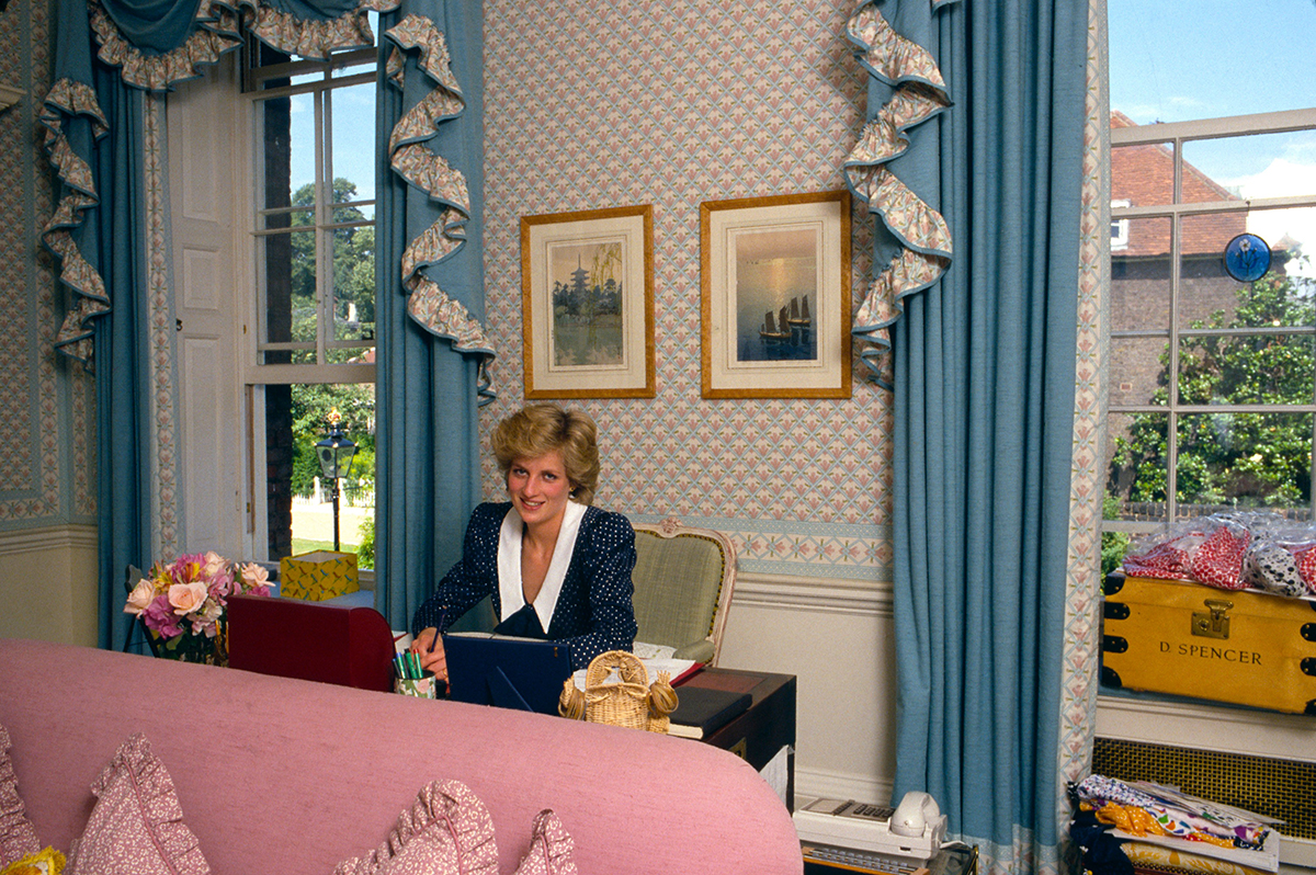 Принцесса Диана за своим столом в гостиной дома в Кенсингтонском дворце, 1985