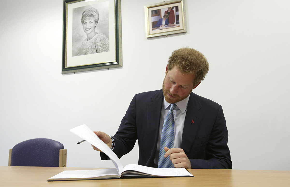 Принц Гарри напишет мемуары о своей жизни в королевской семье