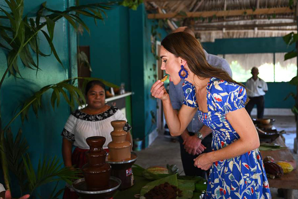 Кэтрин пробует кокосовый отвар во второй день платинового юбилейного королевского тура по Карибскому морю 20 марта 2022 года в Хопкинсе, Белиз