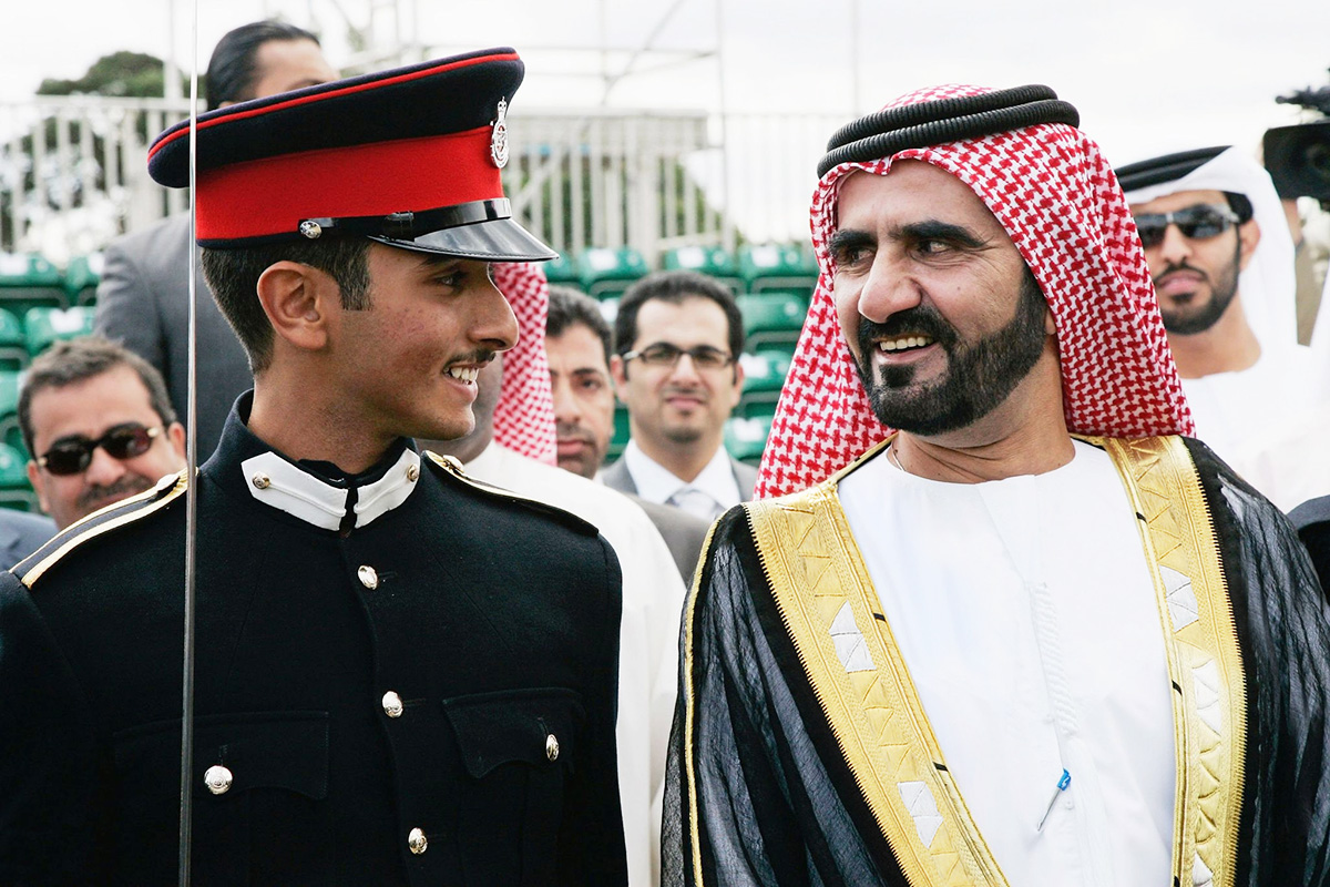 Эмир Дубая шейх Мохаммад бин Рашид Аль Мактум со своим сыном, шейхом Маджидом бин Мохаммадом Аль Мактумом после парада в Военной академии Сандхерст 11 августа 2006 года в Суррее, Великобритания