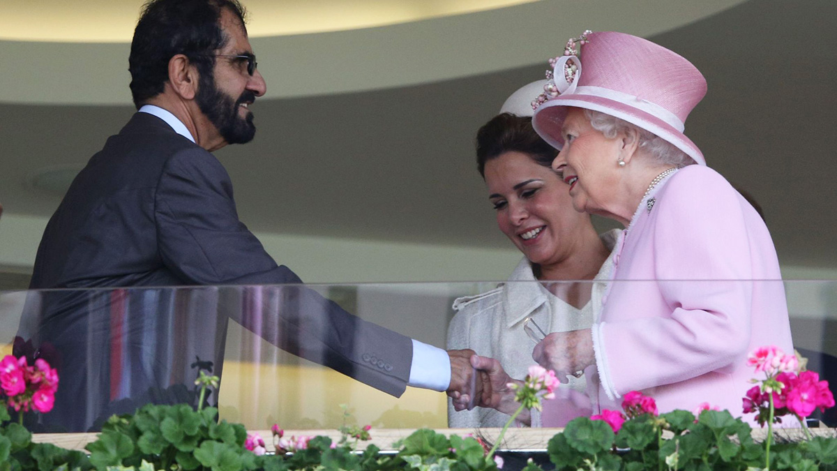Королева Великобритании Елизавета II приветствует эмира Дубая шейха Мохаммеда бин Рашида аль-Мактума и принцессу Иордании Хайю бинт аль-Хусейн в Королевской ложе во второй день Королевских скачек в Аскот, к западу от Лондона, 15 июня 2016, Великобритания