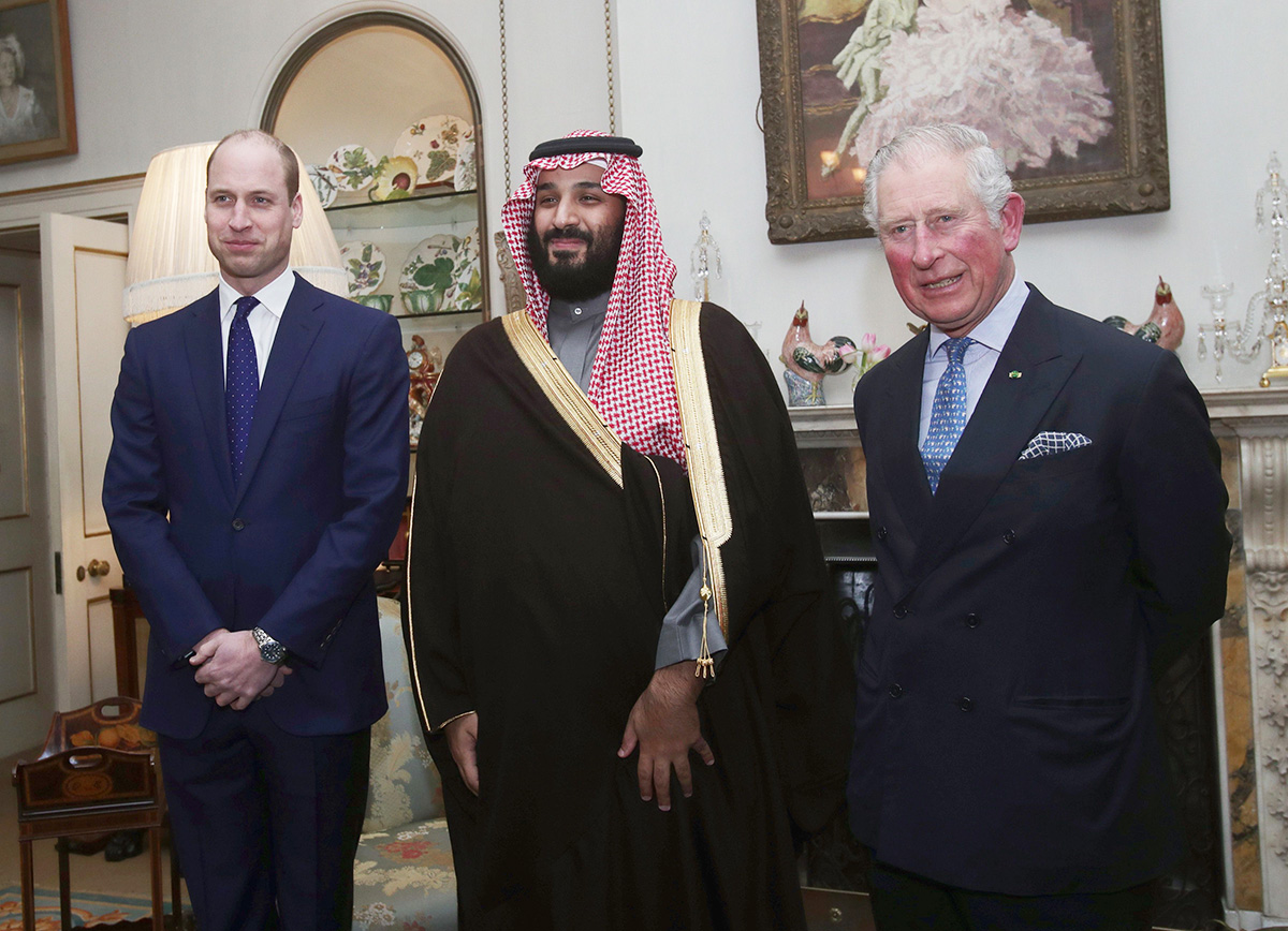 Принц Чарльз, принц Уэльский, и принц Уильям, герцог Кембриджский, встречаются с наследным принцем Саудовской Аравии Мохаммедом бен Салманом перед ужином в Кларенс-Хаусе 7 марта 2018 года в Лондоне, Великобритания