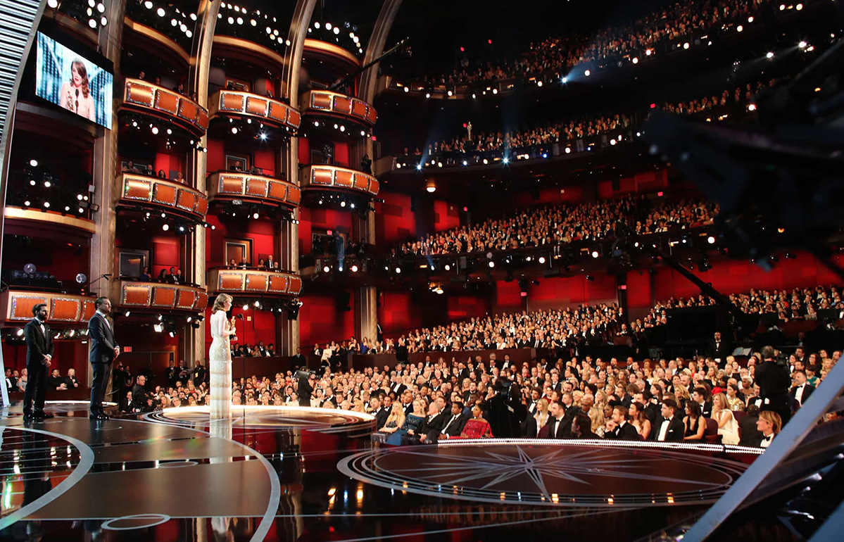 Актриса Эмма Стоун принимает награду за лучшую женскую роль в фильме «Ла-ла-Ленд» на сцене во время 89-й ежегодной церемонии вручения премии Оскар в Голливуде и Хайленд-центре 26 февраля 2017 года в Голливуде, Калифорния