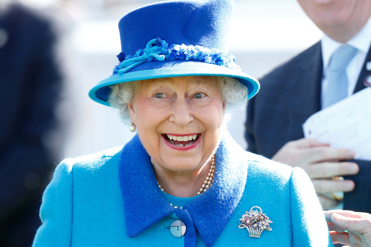 Королева Елизавета II одобрила наряд малышки, которая скопировала её на Хэллоуин