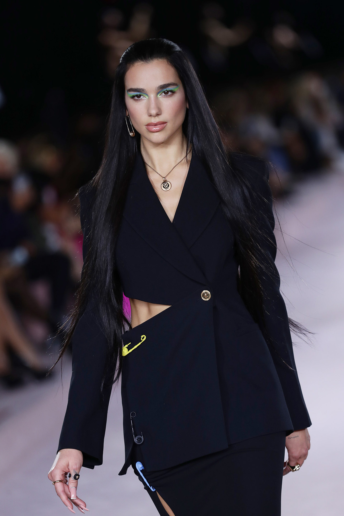 Дебютный выход Дуа Липы в качестве модели на показе Versace весна-лето 2022 во время Недели Моды в Милане, 2021