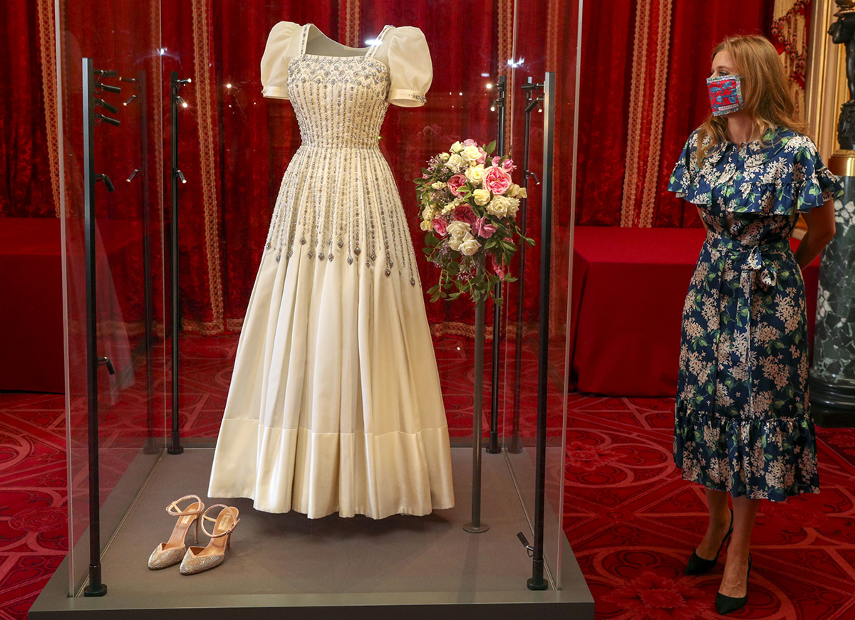 Принцесса Беатрис позирует со своим свадебным платьем