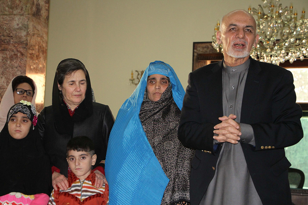 Президент Афганистана Ашраф Гани приветствует Шарбат Гула и её детей в президентском дворце в Кабуле, Афганистан, 9 ноября 2016 года