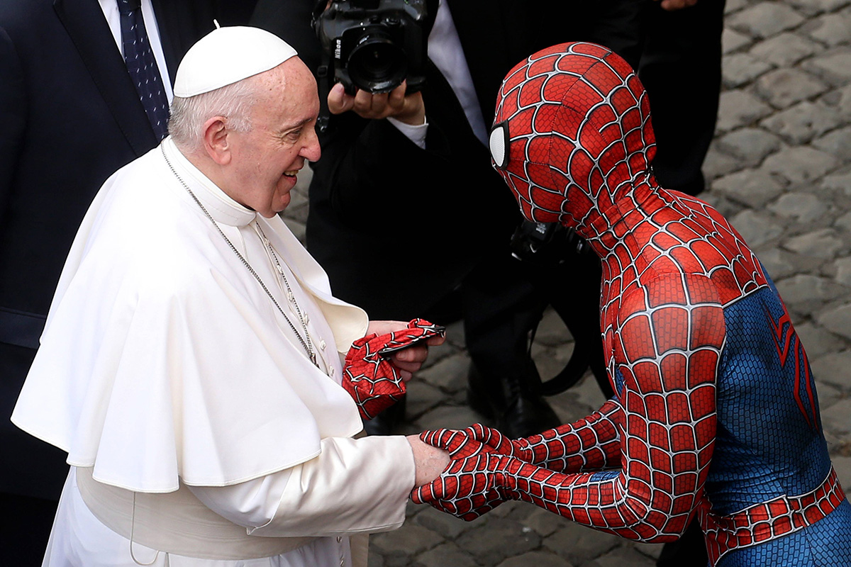 Человек-паук подарил папе Франциску маску