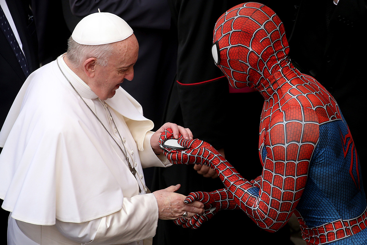 Человек-паук подарил папе Франциску маску