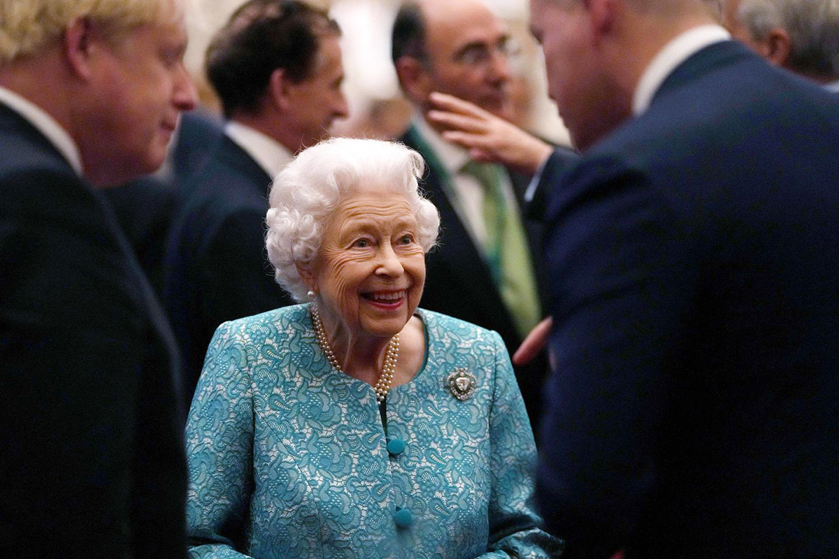 Елизавета II и премьер-министр Великобритании Борис Джонсон приветствуют гостей во время приёма по случаю Всемирного инвестиционного саммита в Виндзорском замке, 19 октября 2021