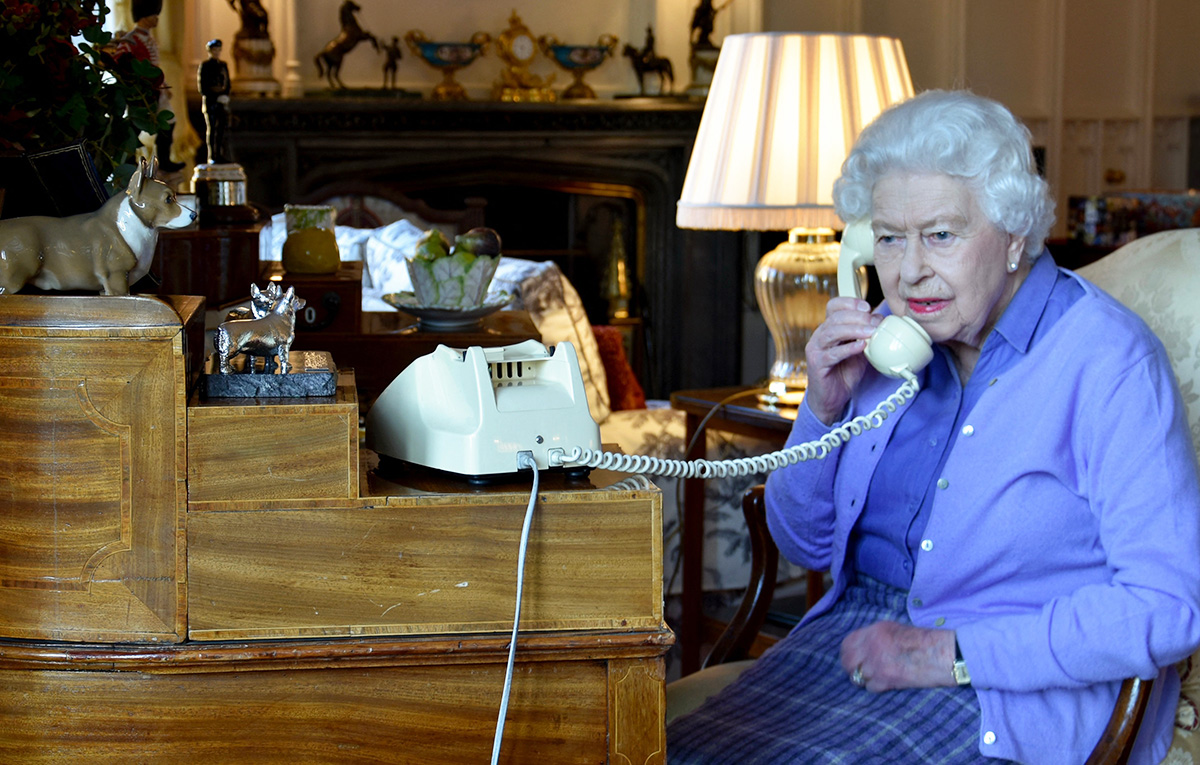 Королева Елизавета II беседует с премьер-министром Великобритании Борисом Джонсоном 3 марта 2021, Виндзорский замой, Англия