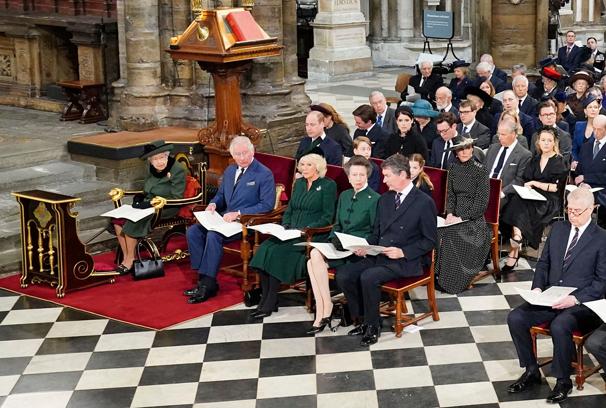 В первом ряду слева королева Елизавета II, принц Чарльз, Камилла, герцогиня Корнуольская, принцесса Анна, Тим Лоуренс и принц Эндрю присутствуют на службе в Вестминстерском аббатстве