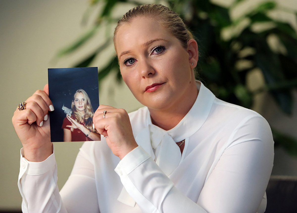 Вирджиния Робертс держит фотографию себя в 16 лет во время обвинений Джеффри Эпштейна в сексуальном насилии над ней