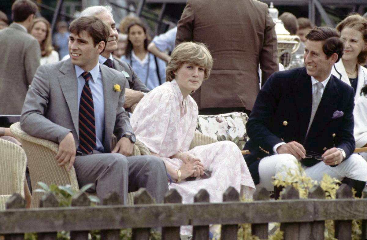 Леди Диана Спенсер с женихом принцем Чарльзом и его братом принцем Эндрю посещают матч по поло Cartier International на Смитс-Лоун, за три дня до их свадьбы, 26 июля 1981 года в Виндзоре, Великобритания