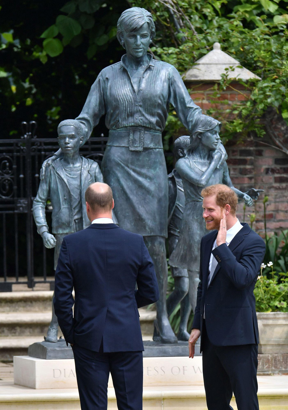 Принц Уильям и принц Гарри на открытие памятника принцессе Дианы