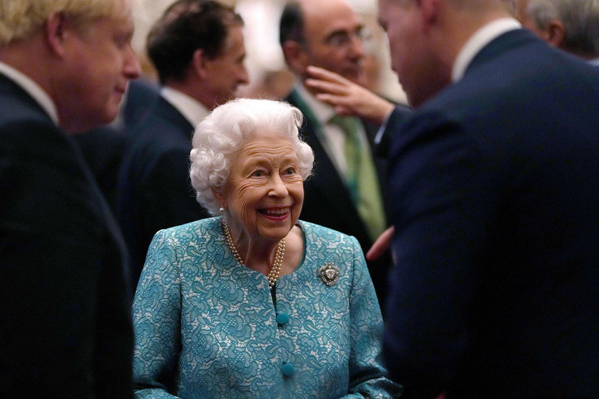 Елизавета II  и премьер-министр Великобритании Борис Джонсон приветствуют гостей во время приёма по случаю Всемирного инвестиционного саммита в Виндзорском замке в Виндзоре, к западу от Лондона, 19 октября 2021