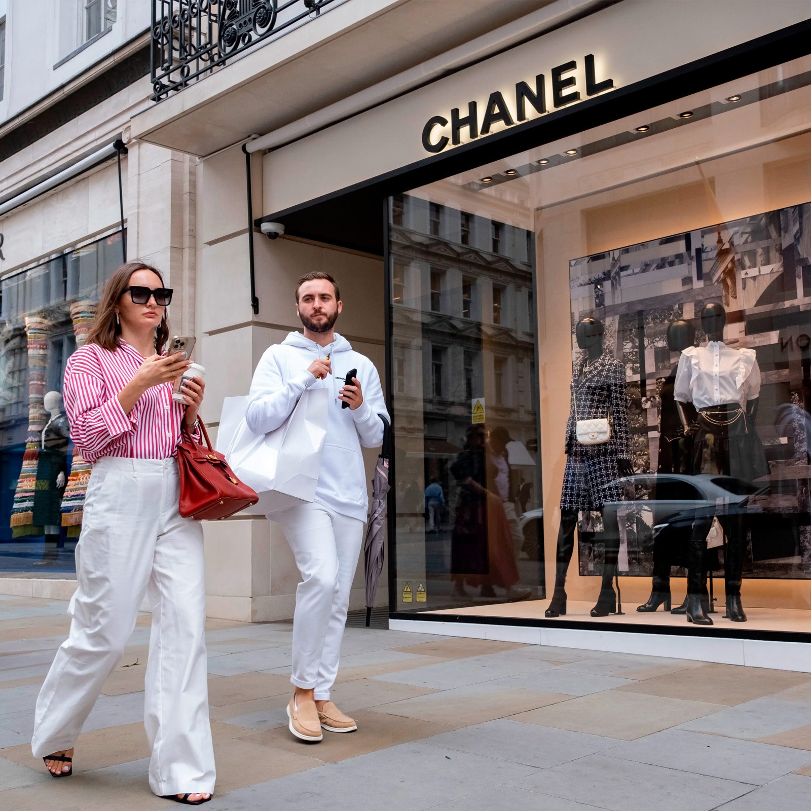 Похоже на фильм: в Париже дерзко ограбили бутик Chanel - MainStyles.ru