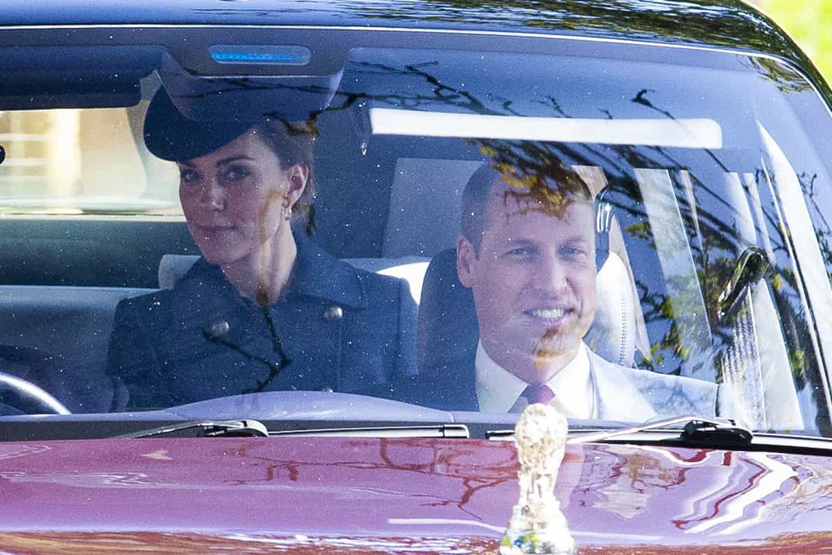 Кейт и Уильям в машине Члены королевской семьи посещают церковь Крати Кирк