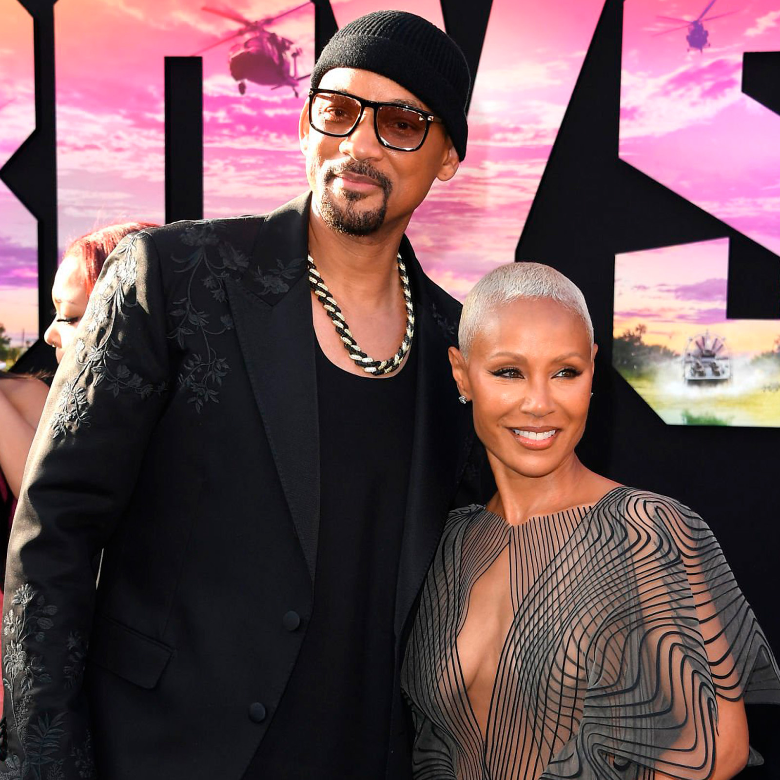 Ол камераның алдына бөксесін жайып жіберді. Порно мастурбация жасайтын ересек аналарды қараңыз