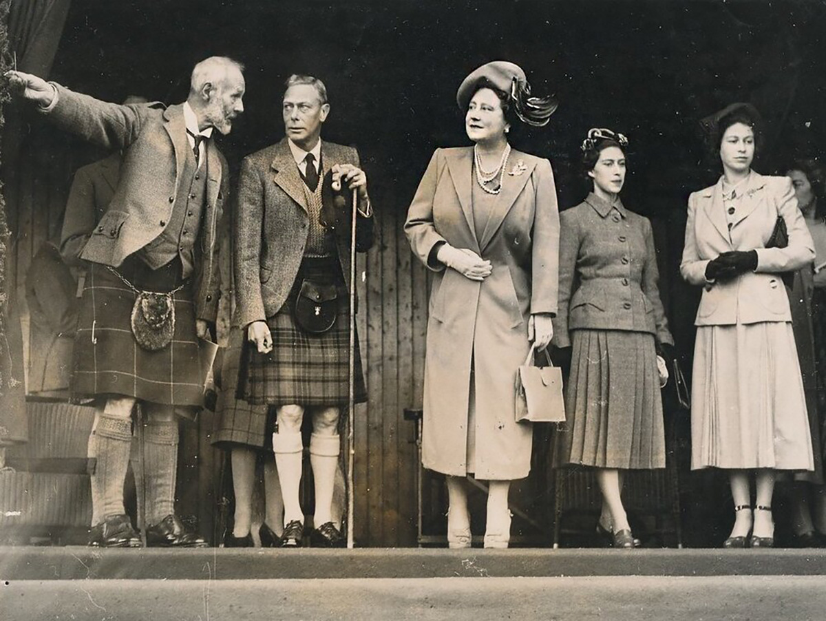 Его Величество король Георг VI с маркизом Абердина и королевской семьей на собрании Бремар, сентябрь 1951 г.